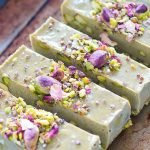 Torta raw al pistacchio, ricetta vegan Scuola di Cucina Naturale LUMEN