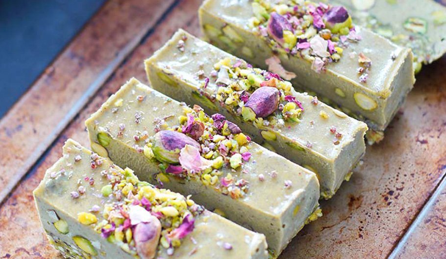 Torta raw al pistacchio, ricetta vegan Scuola di Cucina Naturale LUMEN